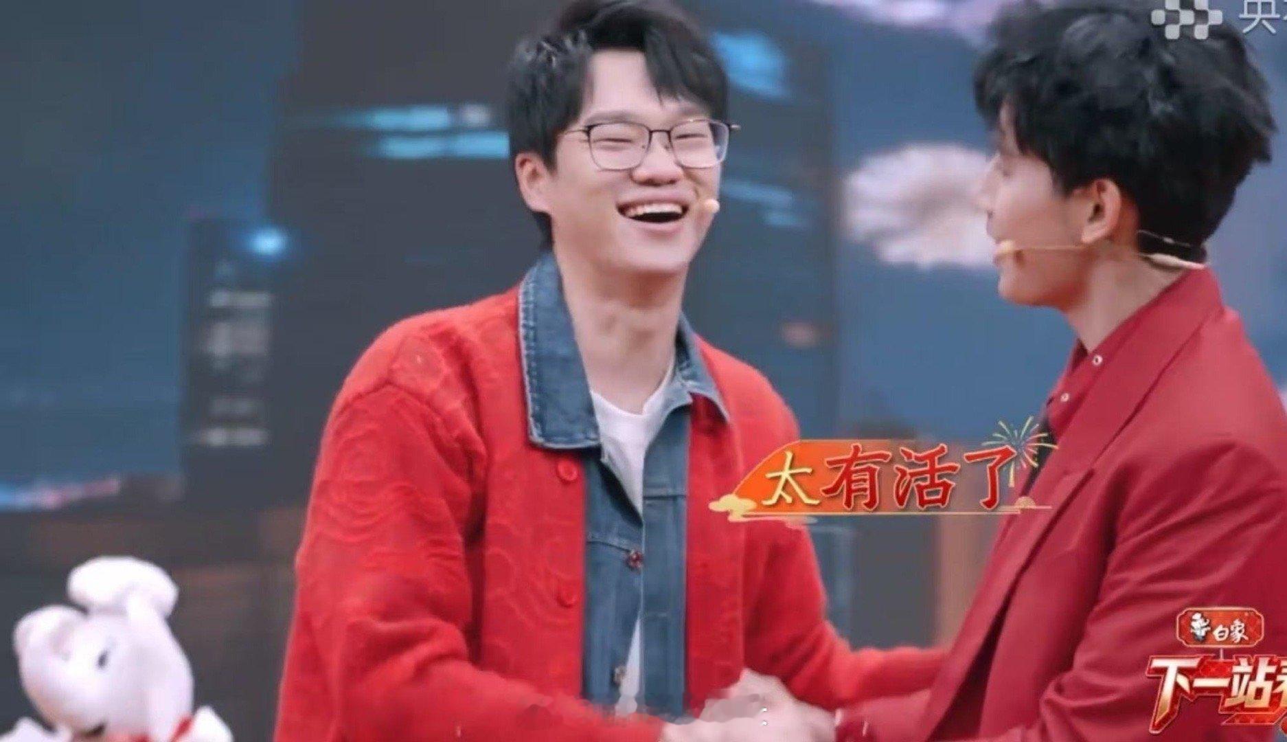 胡先煦说李飞太有活了 李飞在《下一站春晚》又成焦点！带着胡先煦他们跳《我叫李飞》