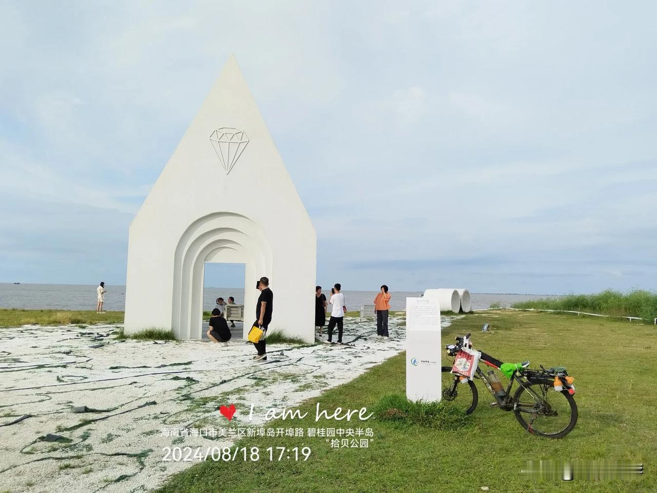 踏浪追风
海南省海口市，北端朝着琼州海峡，城区内有假日海滩、西秀海滩，秀英港北侧