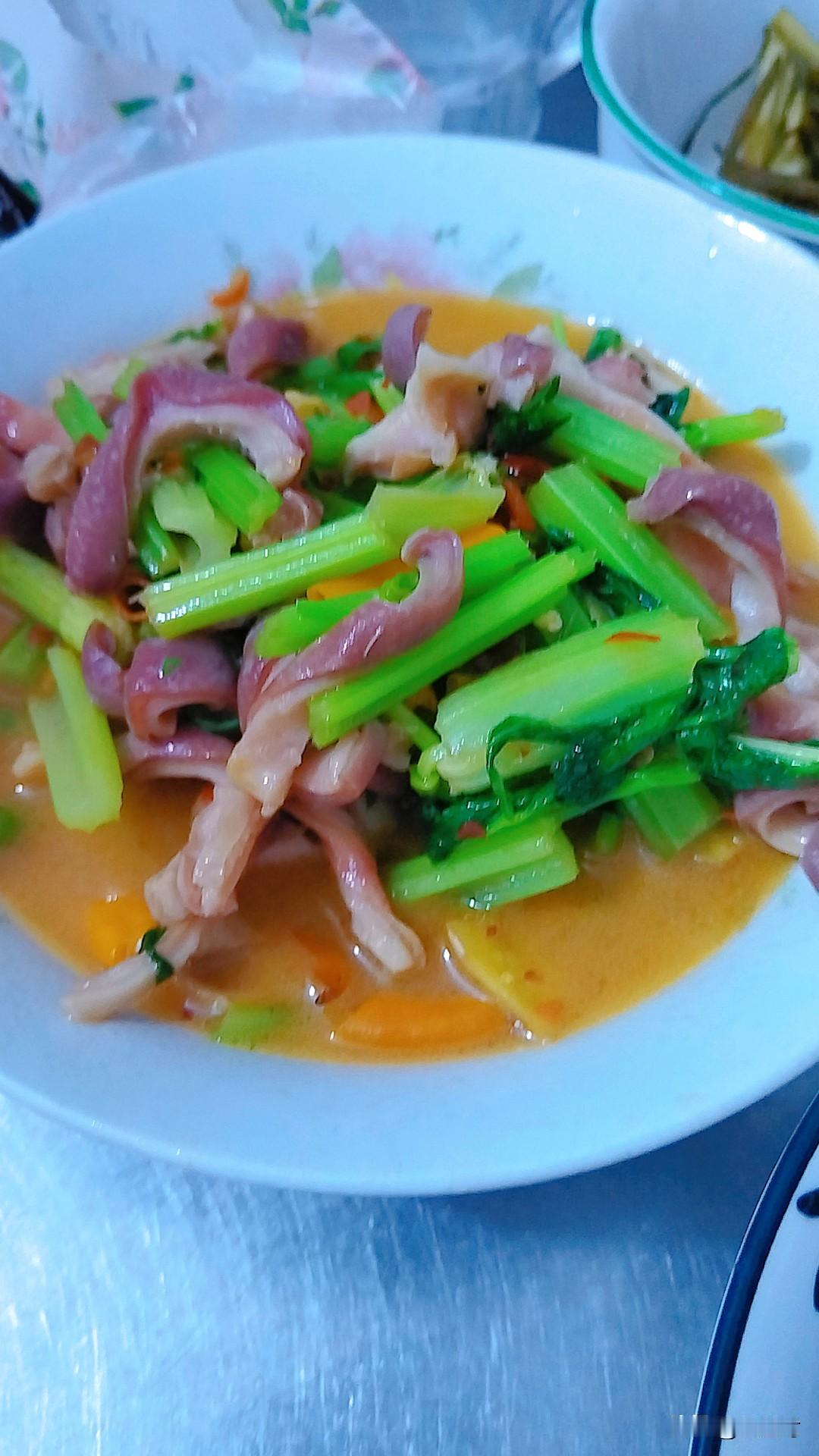 星期二累到了，中午没有吃饭，饿得心慌。

上午帮忙送货，中午回家饭都不想吃，累得