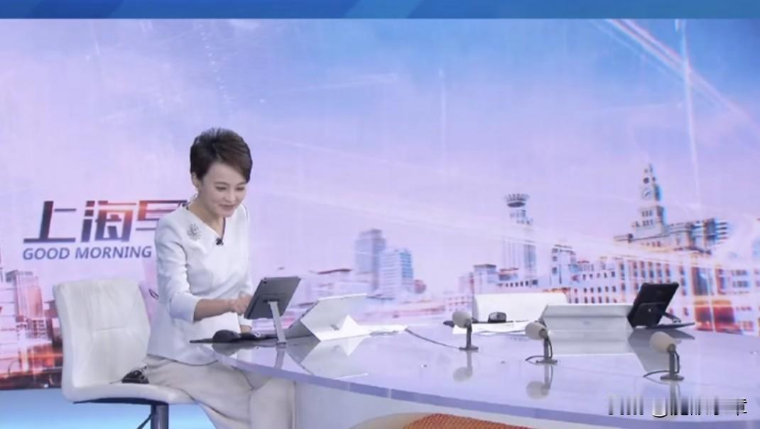 《新闻坊》女主播再回早新闻岗!
温婉知性的舒怡一直是《新闻坊》当家花旦，9月1日