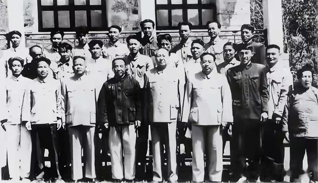 物馆，成为井冈山斗争重要实1965 年毛泽东重上井冈山，特意叮嘱工作人员安排接见