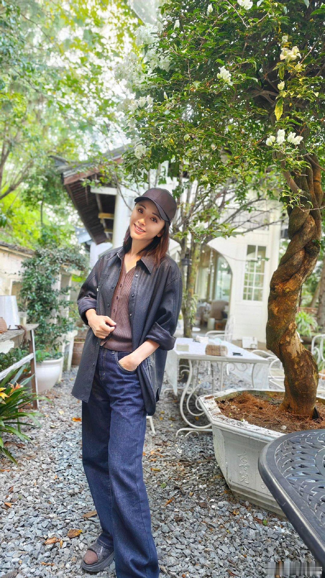 黄小蕾个子还是挺高的呀，在人群里面跳广场舞的时候，真的是满屏大长腿的呀，而且咱们