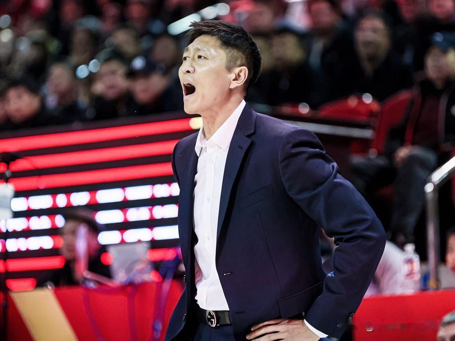 姜伟泽：李指导，你有点东西啊？现在吉林男篮打谁都五五开啊！
李昂：能够逆转拿下浙