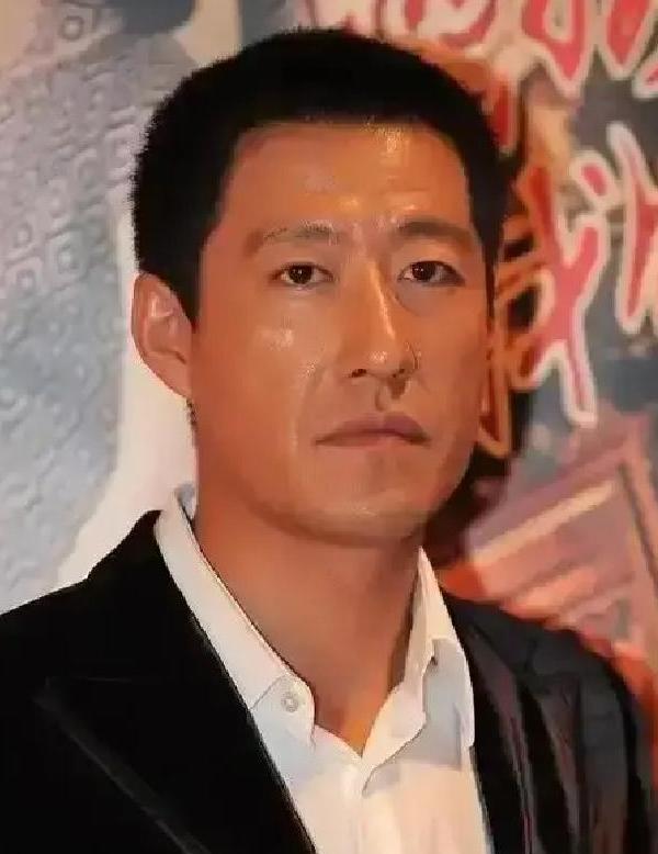 2010年6月，于震突然被推上“家暴”风口。前妻方柏霓公开晒出脚踝青紫照片，称婚