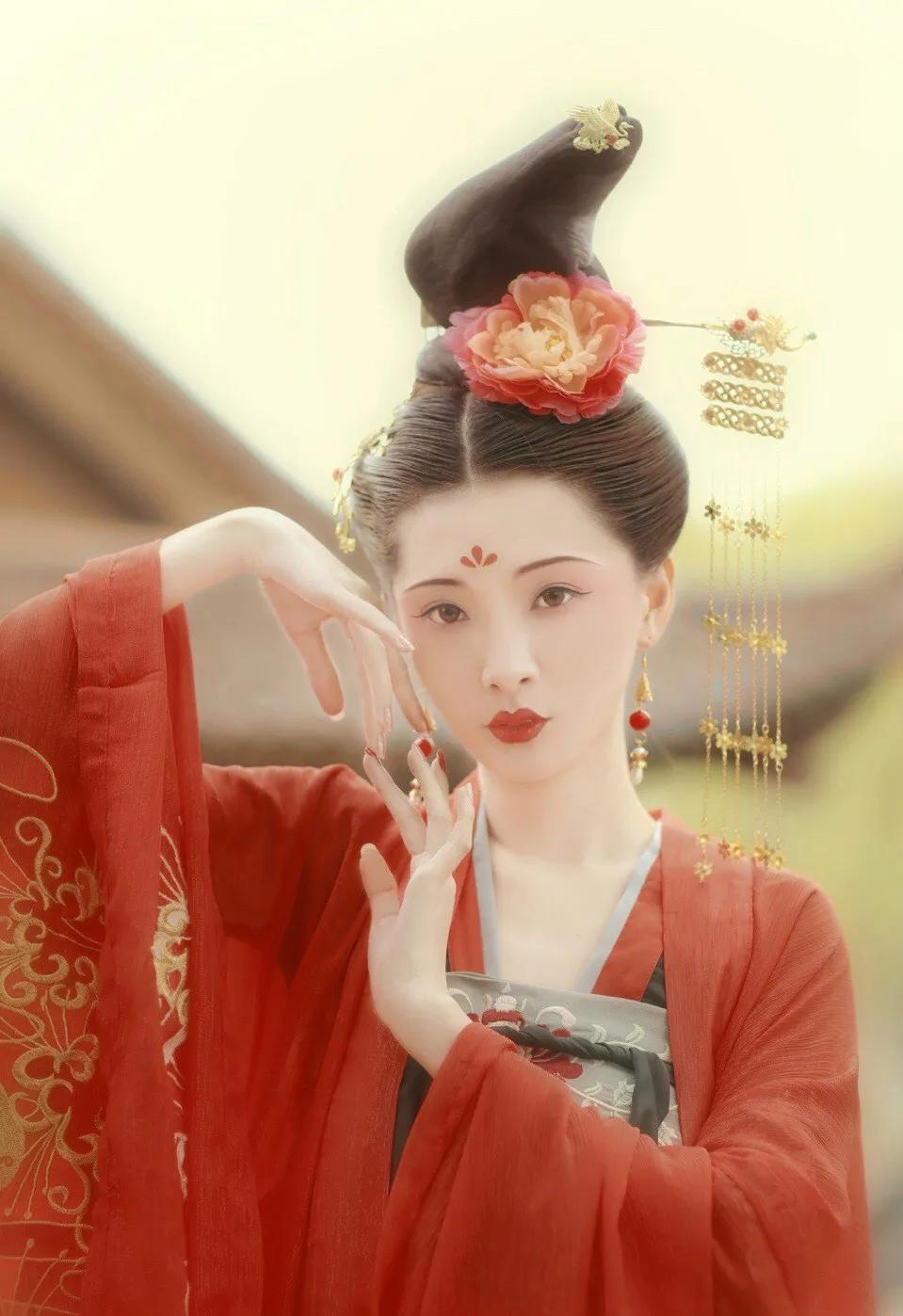 青山相待，白云相爱。
——宋方壶《山坡羊·道情》
【释义】我爱青山，愿与它相伴；