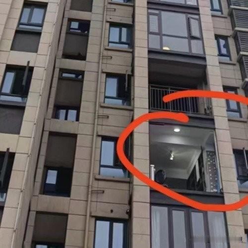 湖北50岁的小学老师熊先生一家三口遭遇龙卷风被卷出坠亡，唯一幸存的15岁大儿子发