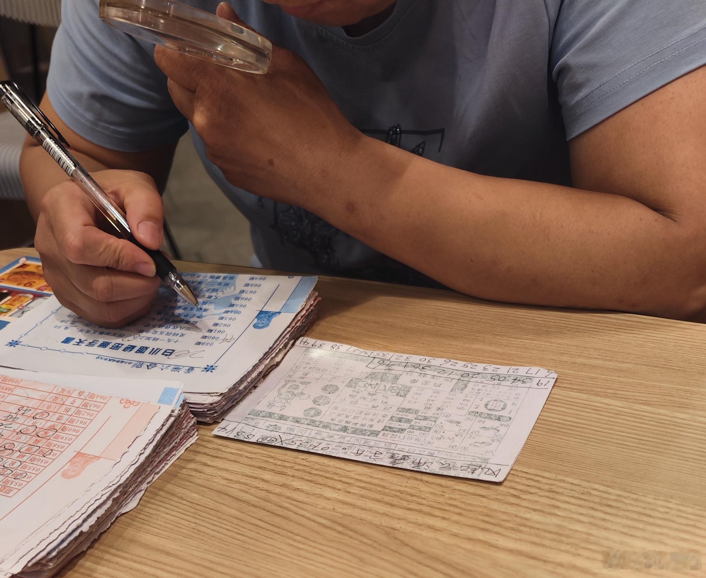 同学们，加油啊，头发花白的老阿姨一大早就拿着放大镜在麦当劳研究「白小姐」跟「老黄