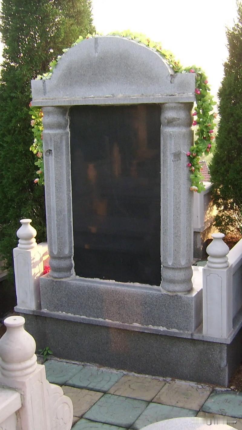 对着一块石碑磕头


每年都是固定的日子
长途跋涉，去看一块石碑
风雨无阻（不过