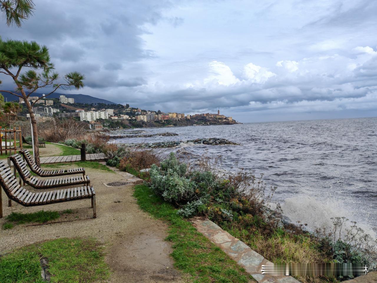 2️⃣ 巴斯蒂亚老港（Le Vieux Port de Bastia）是科西嘉岛