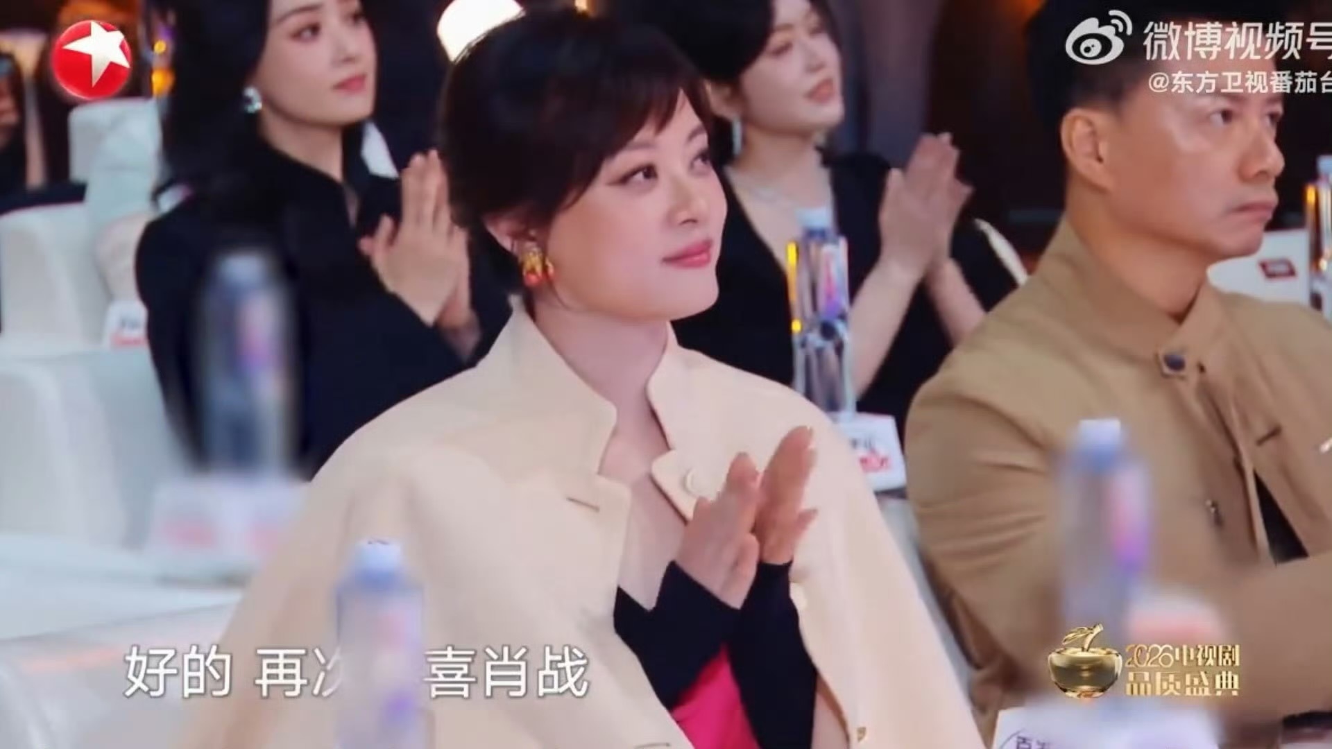 肖战领奖的时候每个人都笑的好开心肖战领奖每个人都笑的好开心谁懂！肖战领奖时台下的