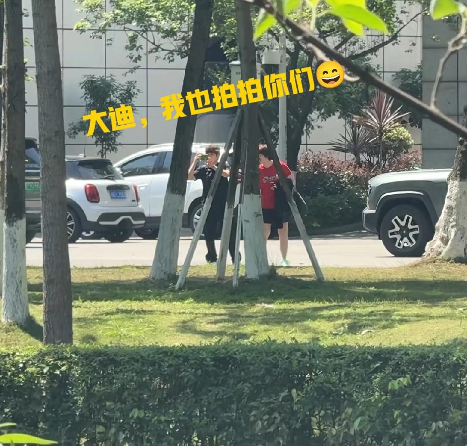 大迪你可要笑死个人了！

哈哈，成都封训第二天，大迪和蒯曼刚刚训练结束，只见大迪