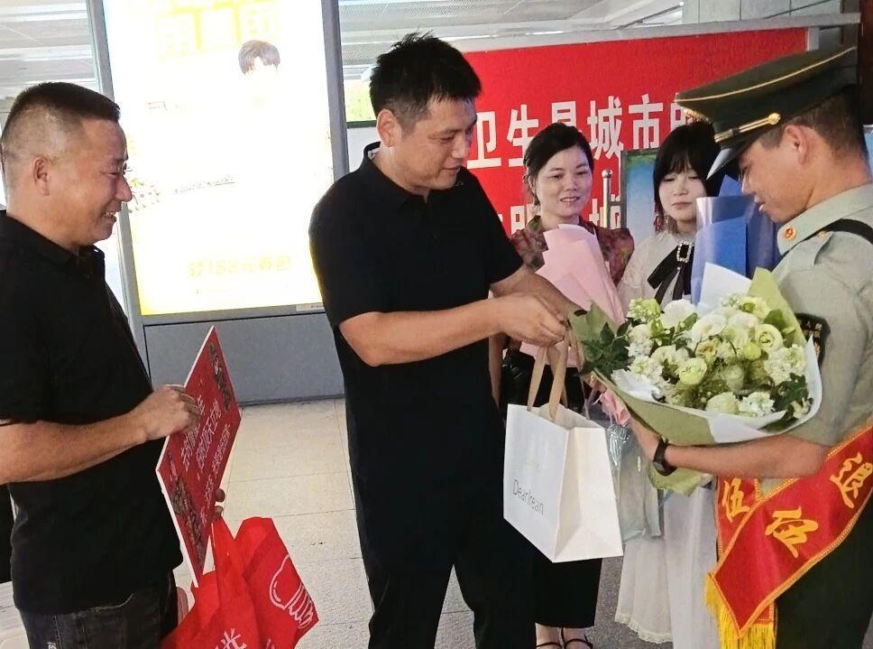 宝应射阳湖迎接他们荣归故里
戎装载誉，光荣返乡。近日，射阳湖镇暖心迎接退役士兵归