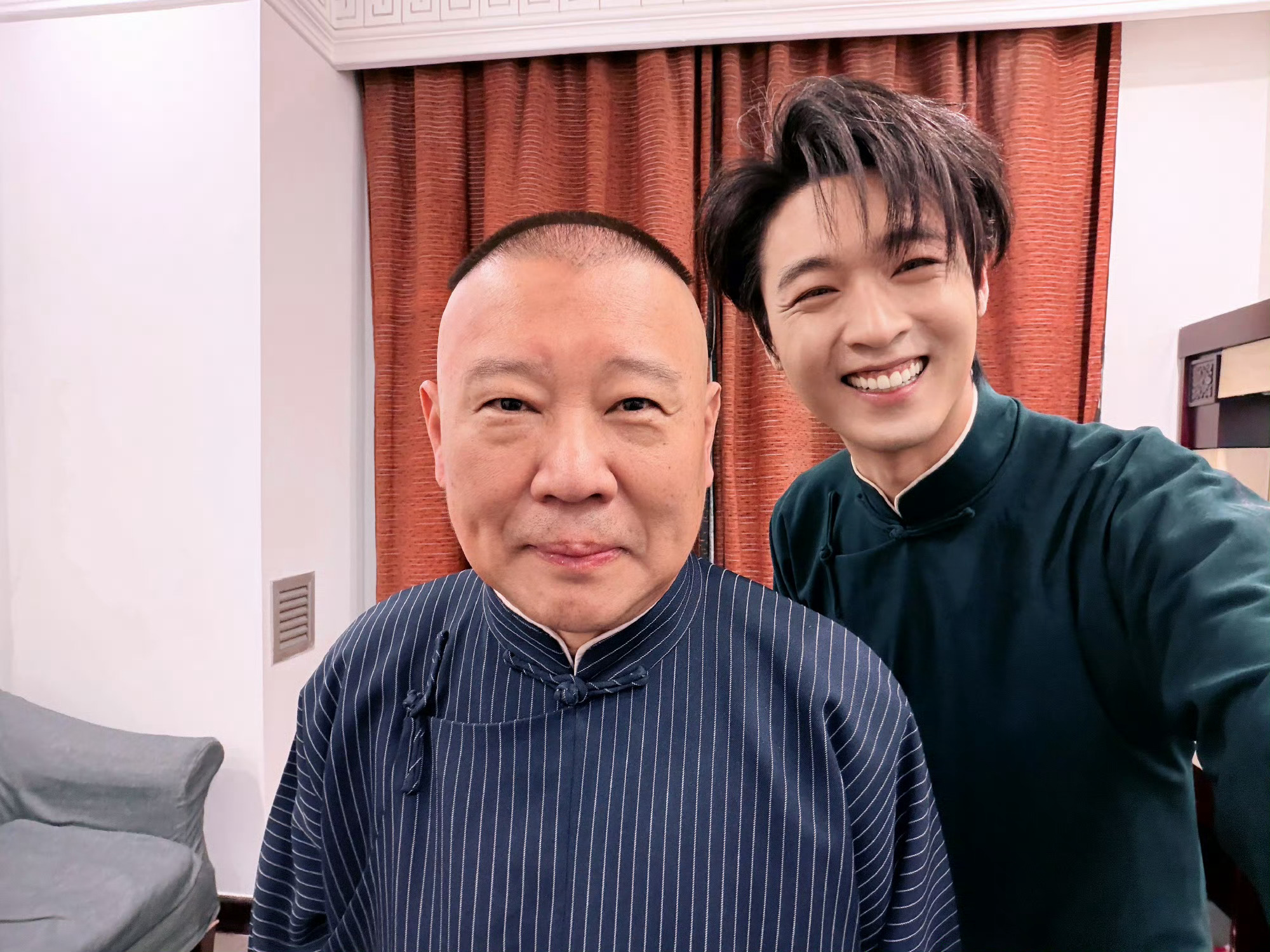 秦霄贤和师父郭德纲同框啦，好厉害特别棒的秦霄贤！！未来继续加油哦！ 