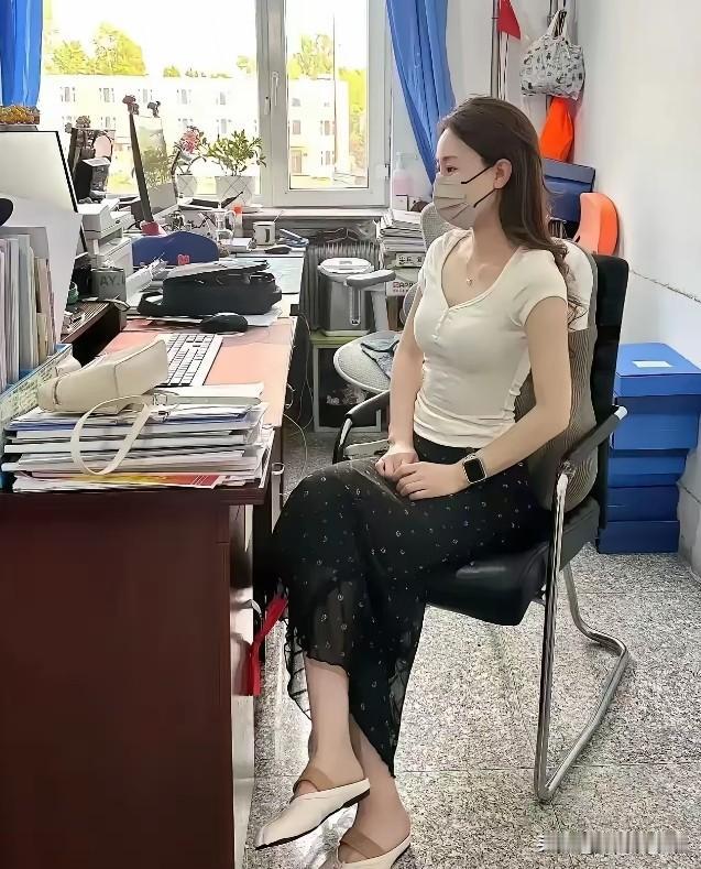 公考已经结束，最近单位办公室里新来了一位年轻漂亮的女大学生，立马吸引了大家的目光