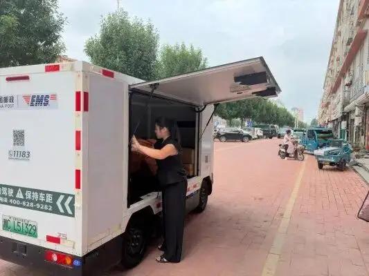 咱聊城邮政现在可太潮了，满城跑着31台圆滚滚的白色无人小车，早就不是摆出来尝鲜的