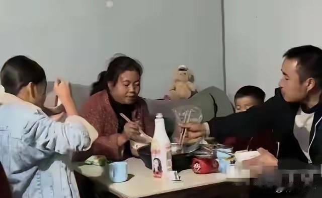 贵州一对姐妹，父母相继离世，叔叔想接回去抚养，婶婶竟然这样做……

贵州山区那场