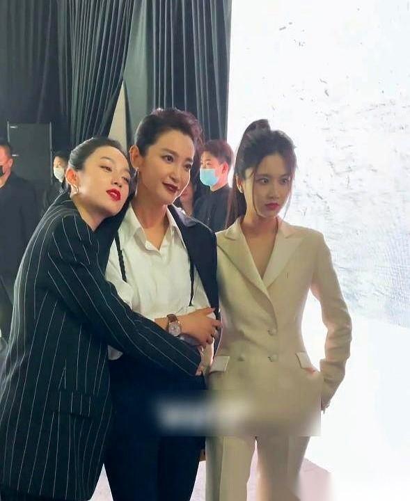 真的，有时候一个人在职场混得好不好，跟她能力有多强，关系可能真不大。
就看李冰冰