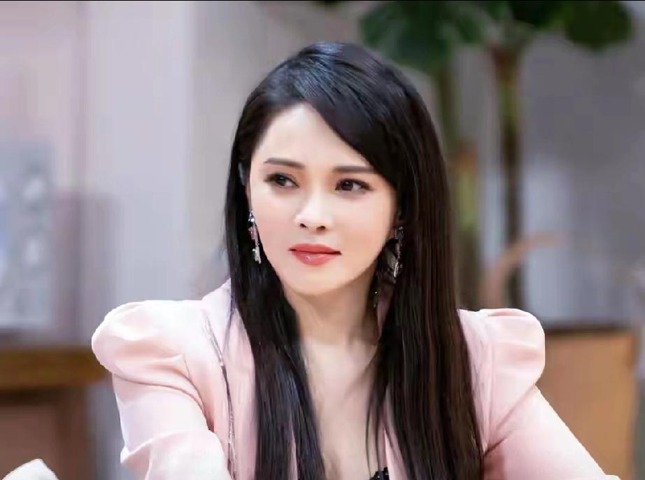58岁伊能静活成顶配人生！被秦昊温柔宠着，婆婆百般包容，撒娇底气十足
 
   