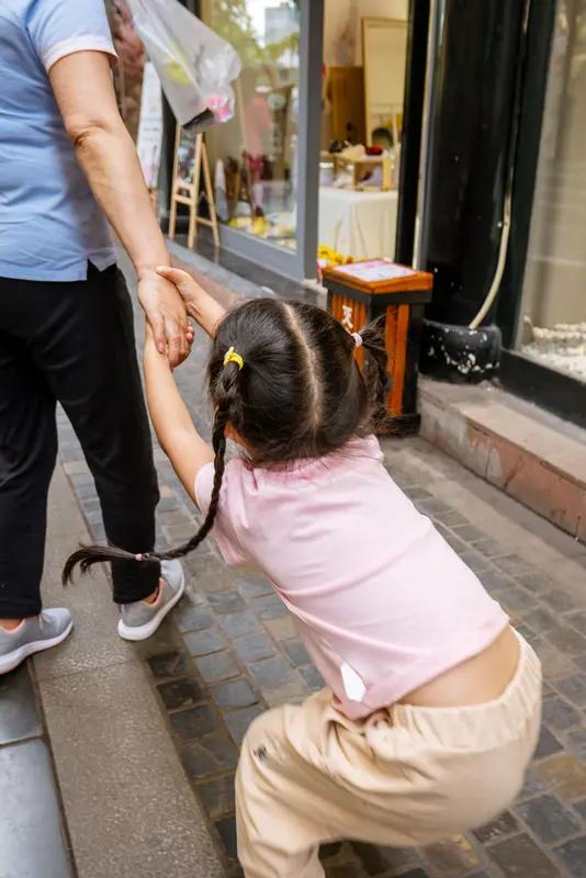 超森小小直播日常
奶奶回来了，快过来。小小洗完了没？过来跟大家打个招呼聊两句。