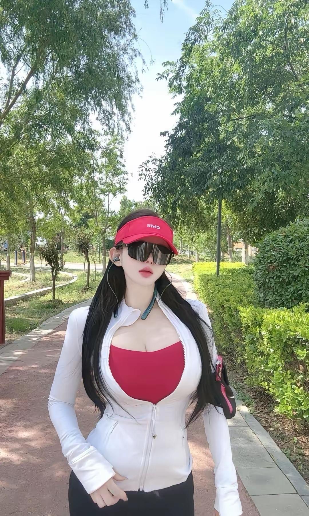 很好奇这种美女的工作一般都是干什么的，看看身后的太阳就可以知道，此时不是上午就是