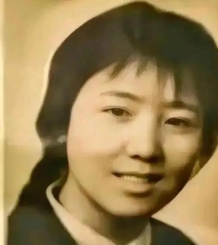 1972年，泥瓦匠张复生迎娶了女知青乔献华。新婚夜，他摸到妻子腰间别着一枚旧发卡