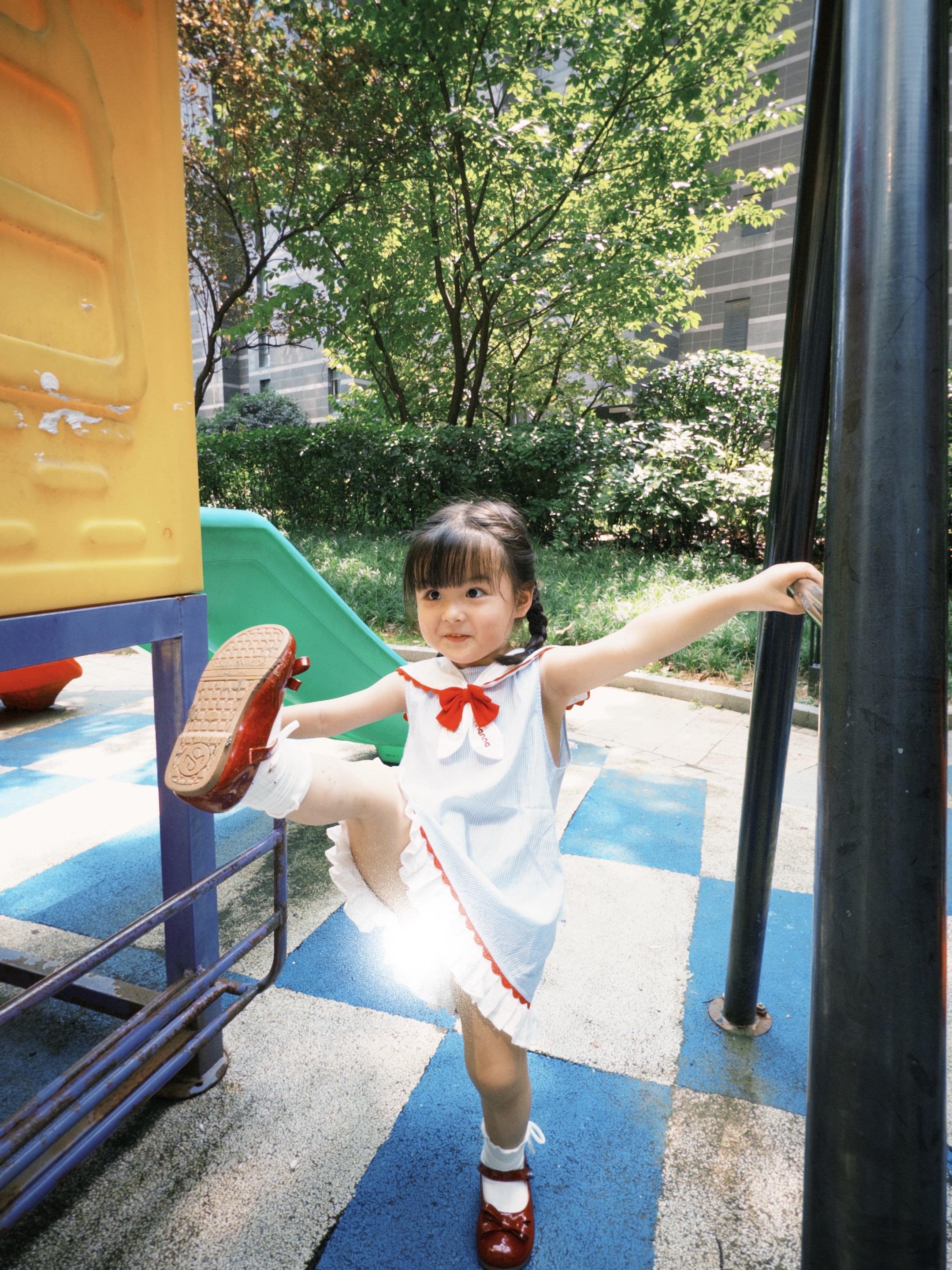 蓝蓝天空晴朗 青青草地也芳香。