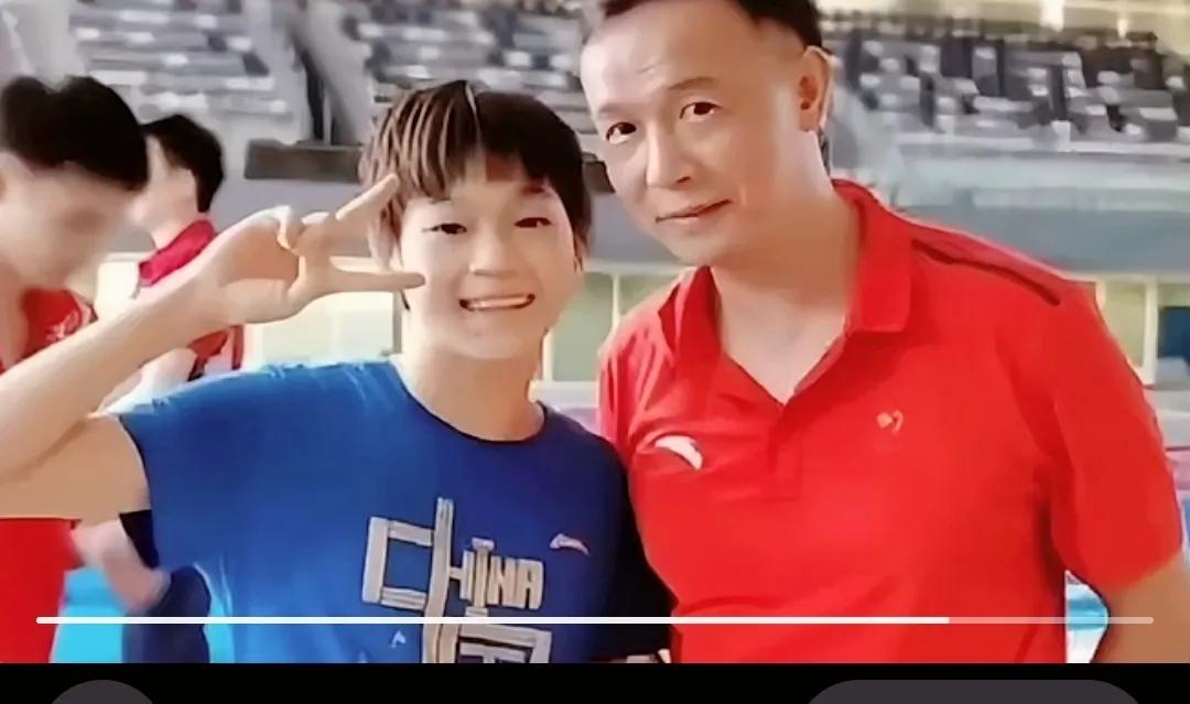 全红婵和何威仪教练的暖心情谊
 
刷到这张婵宝和何威仪教练的合照，真的太温馨啦！