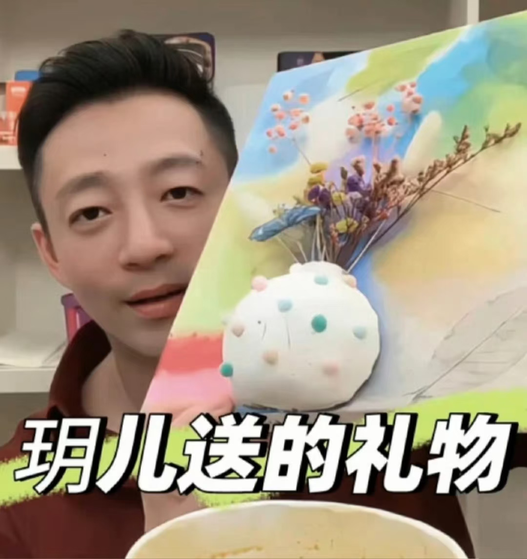 看到汪小菲母亲节直播晒大S两孩子给马筱梅的手工礼物，并还晒了儿子写给马...