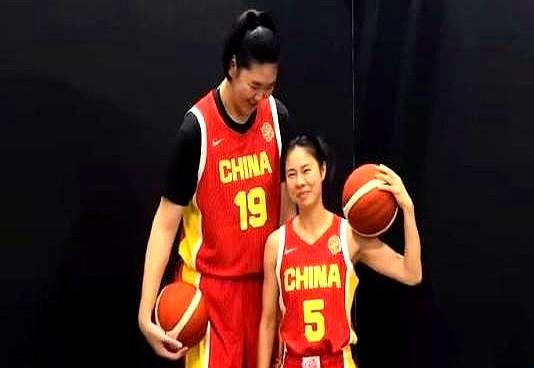 捷克女篮赛前直接把战术底牌亮了，指名道姓要掐死王思雨的传球路线。

这波操作直接