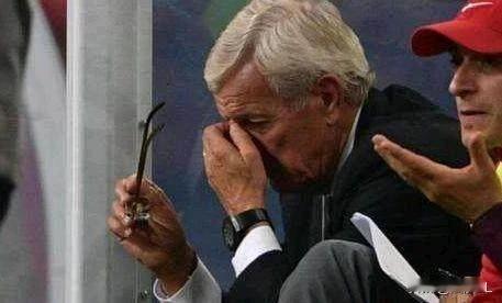 还记得这名球员是谁吗？他是里皮心中的意难平，更是一辈子的噩梦。
  也不知是故意