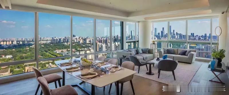 那些大面积的高总价的大平层豪宅，如果房价长时间下跌，这些房子也挺有压力的。
大家