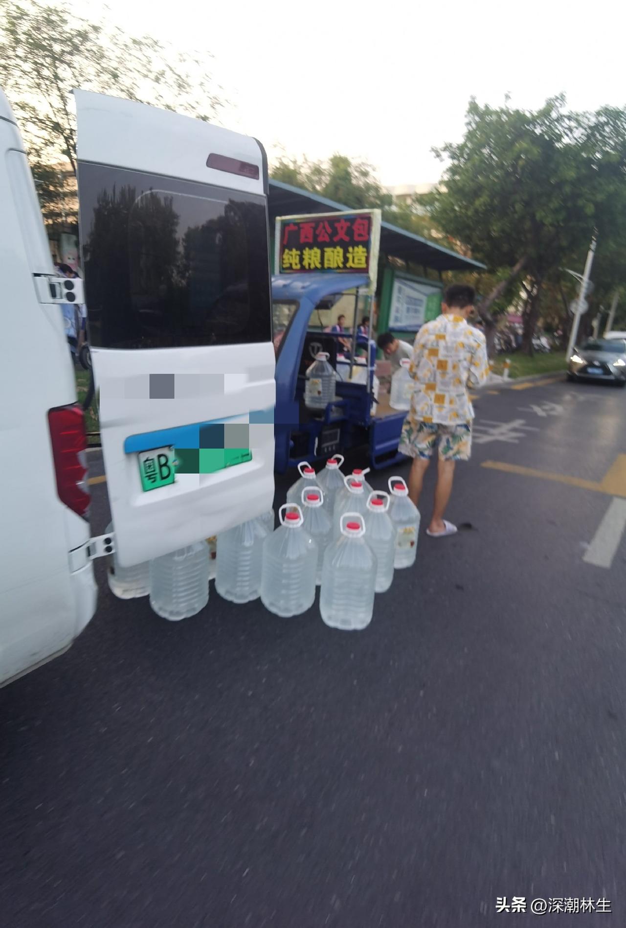 深圳街头偶遇“广西公文包”纯粮酿造！这蓝色三轮车一停，地上立马摆满大桶散装酒，红