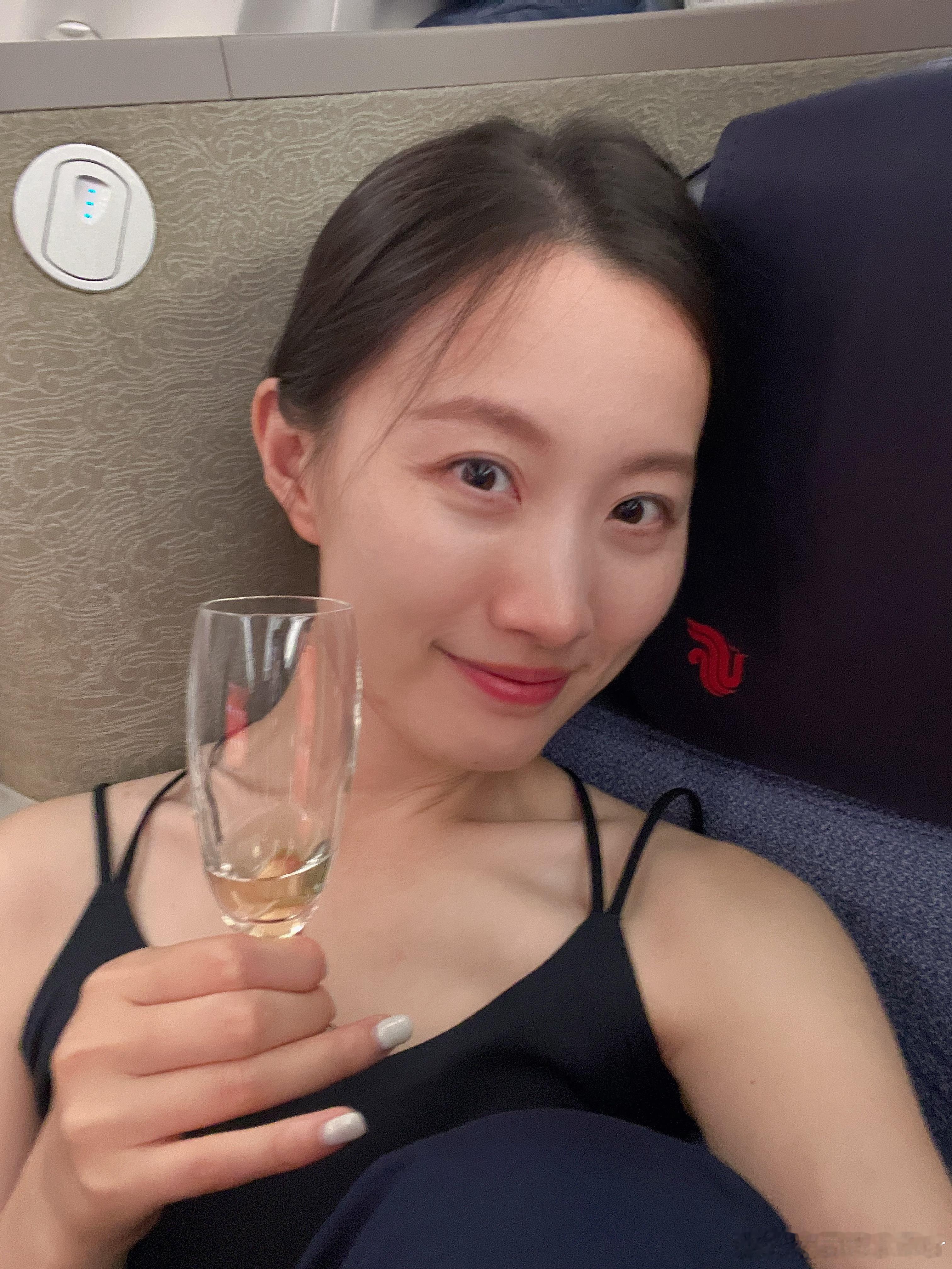 🛫去米兰虽然是出差，但一落地就是早上6点自己花积分升了个舱喝杯酒把自己灌晕明天