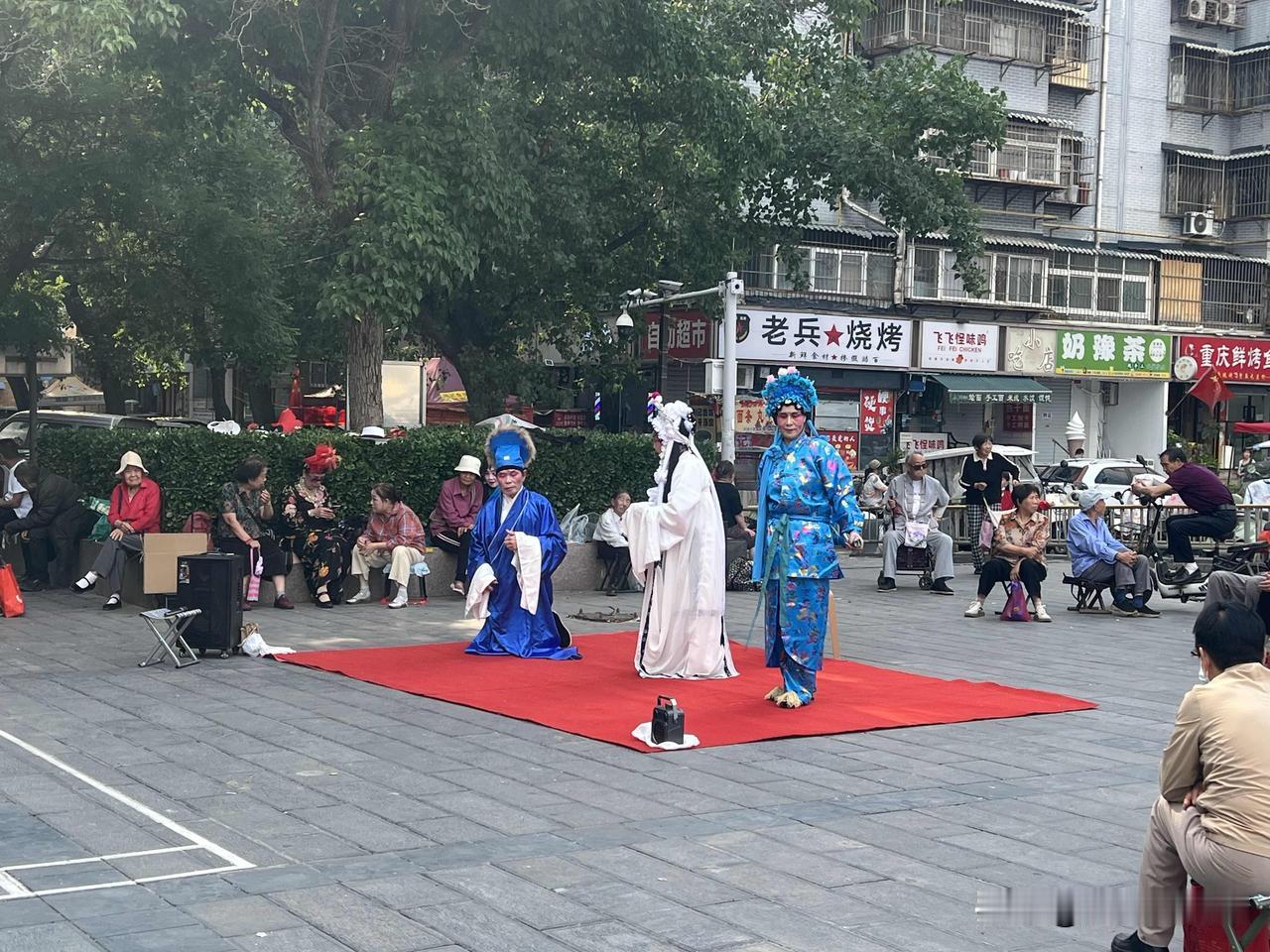 如今洛阳的老年戏迷，早已不满足于简单的戏曲清唱，悄然迈入了戏曲Cosplay新风