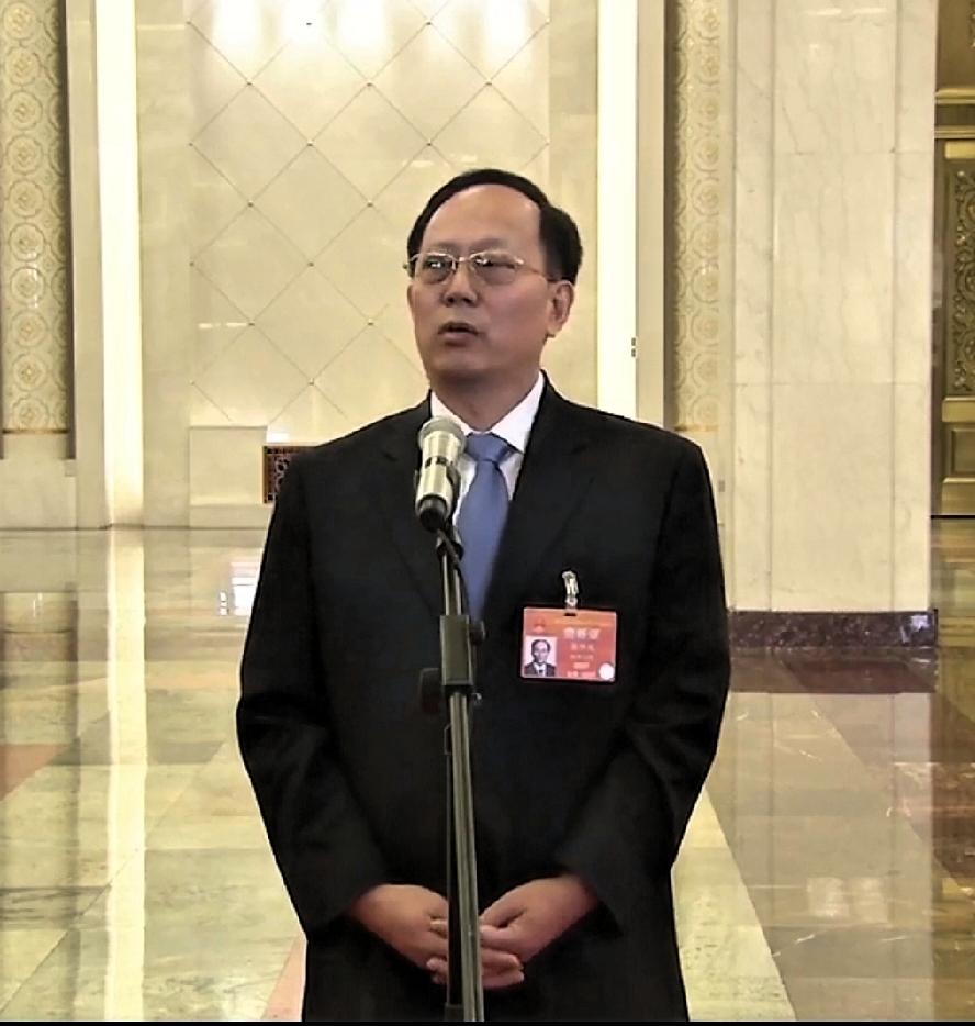 以前面色红润，现在形容枯槁，唯一相同的是，都站得很直溜儿，输人没输气势。
人们的