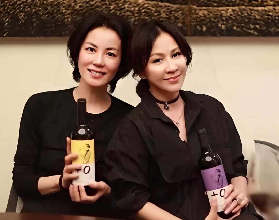 刘嘉玲说，我闺蜜王菲是个很有意思的人。她的性格和我老公梁朝伟很像，都是很内向的人