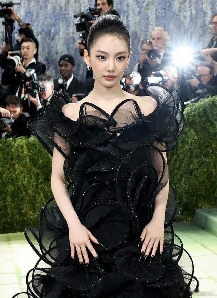 宁艺卓G社生图直出宁艺卓生图比精修还绝宁艺卓这组G社生图给我感觉就是两个字，耐看