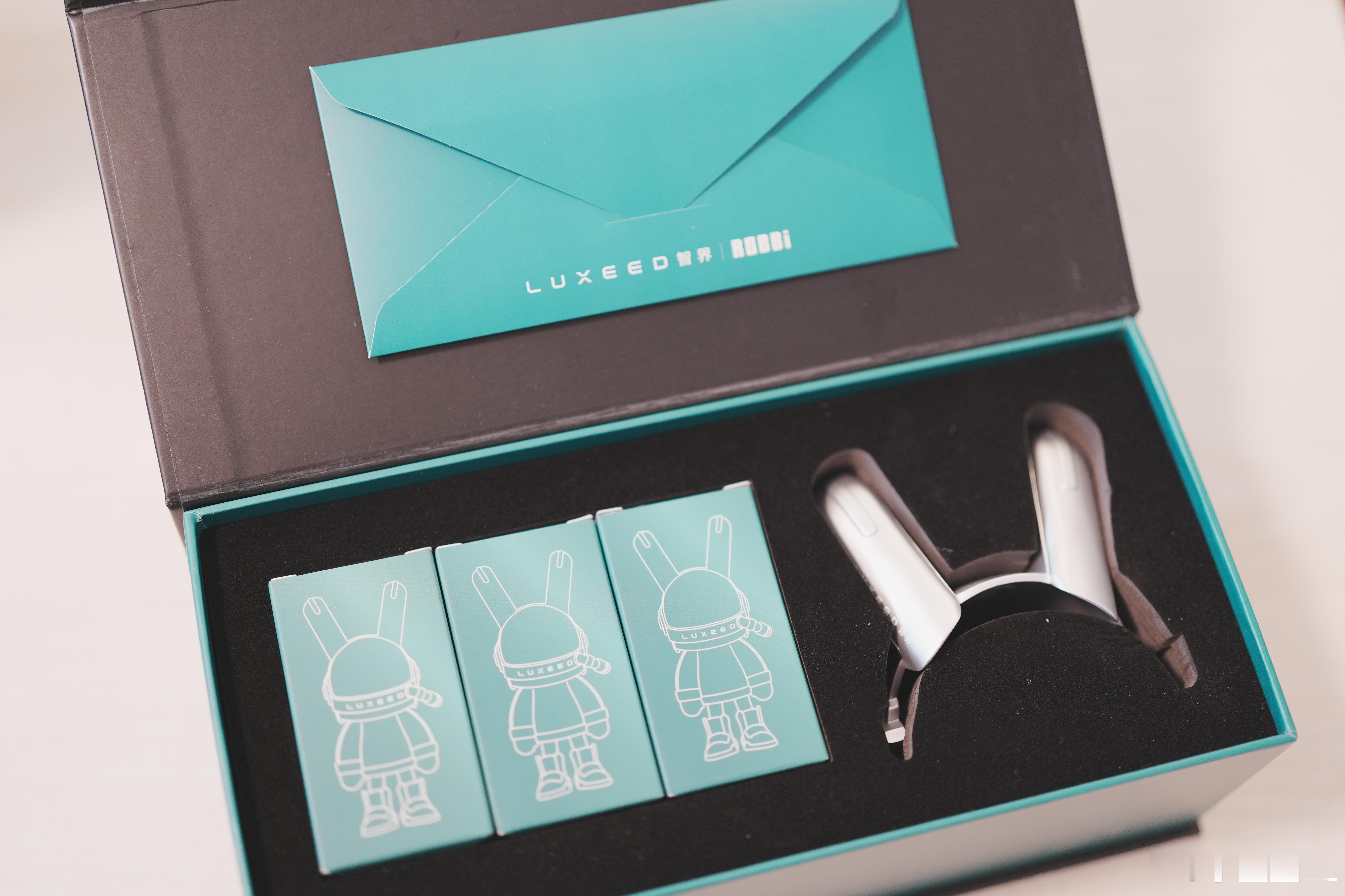 收到智界寄来的礼物。三个智界联名ROBBi定制的三款车漆颜色的手办。还有一个小帽