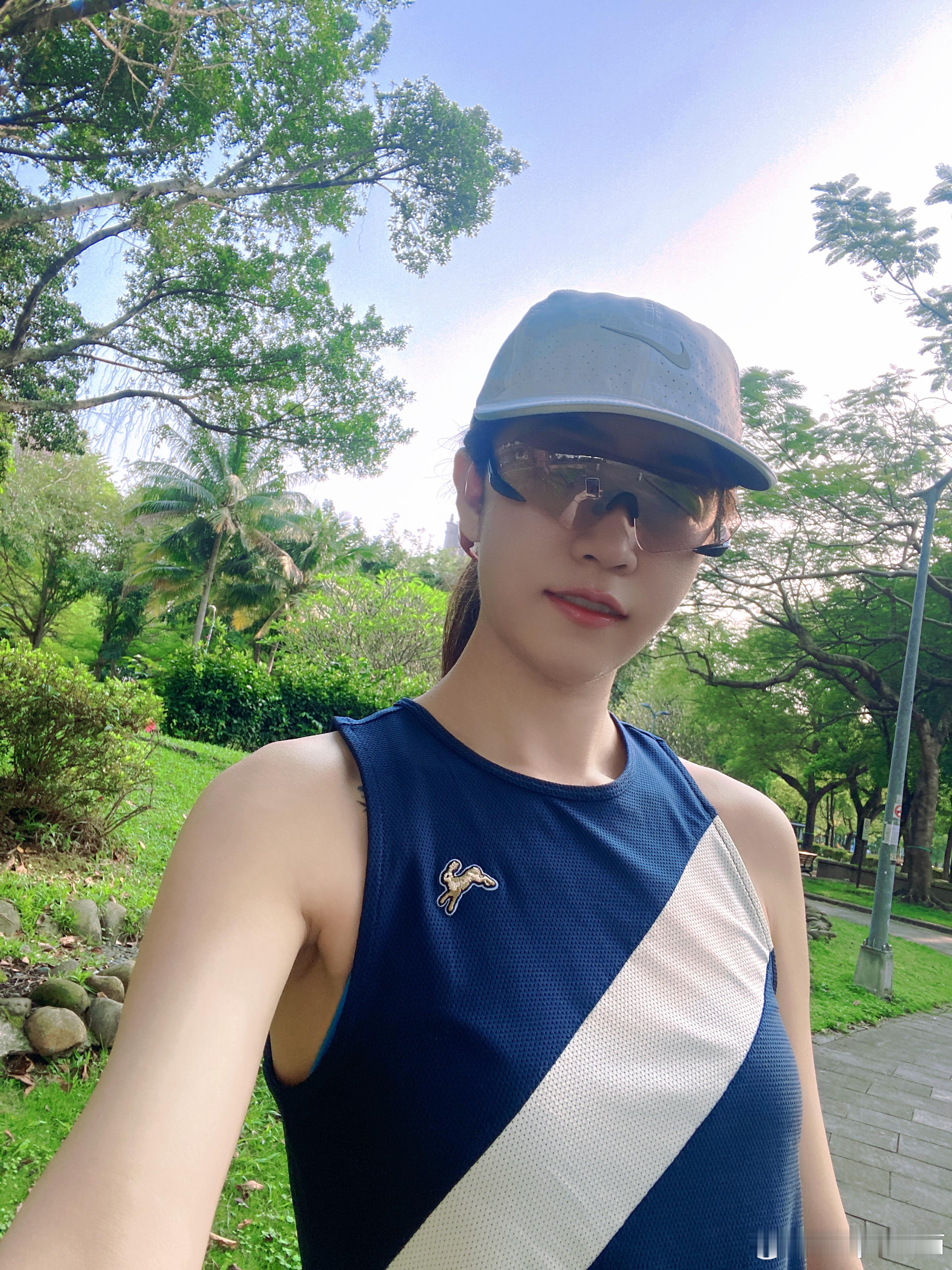 在北海道刚过完冬天🤣转眼进入台北33度的夏天🥲在酒店附近的公园晨跑，早上6点