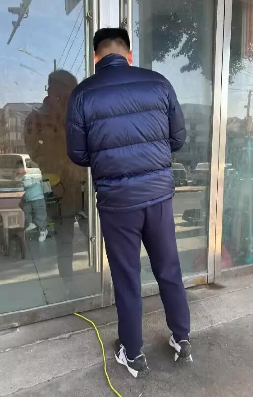 有多少男人都是靠老婆买衣服的
自从结婚后这人就没自己买过衣服，之前自己总是买大几