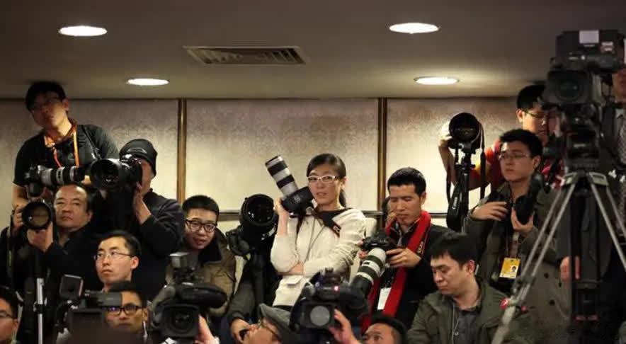 特郎普疯了，华尔街疯了，美国疯了。他们竟然使用金融核弹，对黄金进行疯狂打击和绞杀
