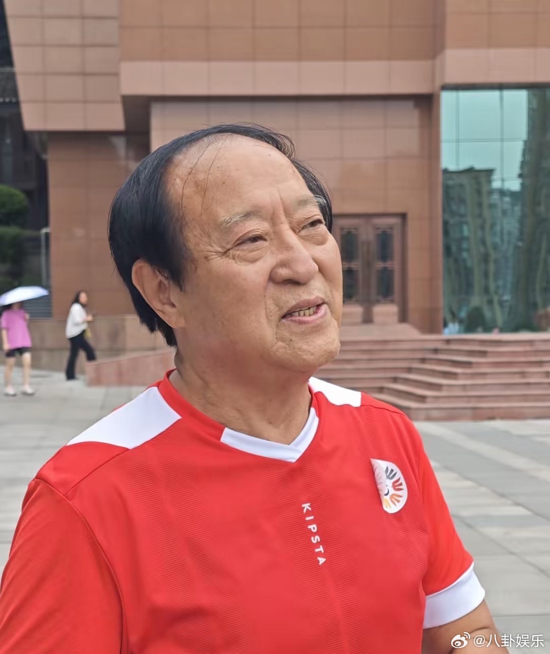 牛群裸捐全部财产有人说牛群傻，有人说他亏了。但你看他现在，76岁了，满头白发，住