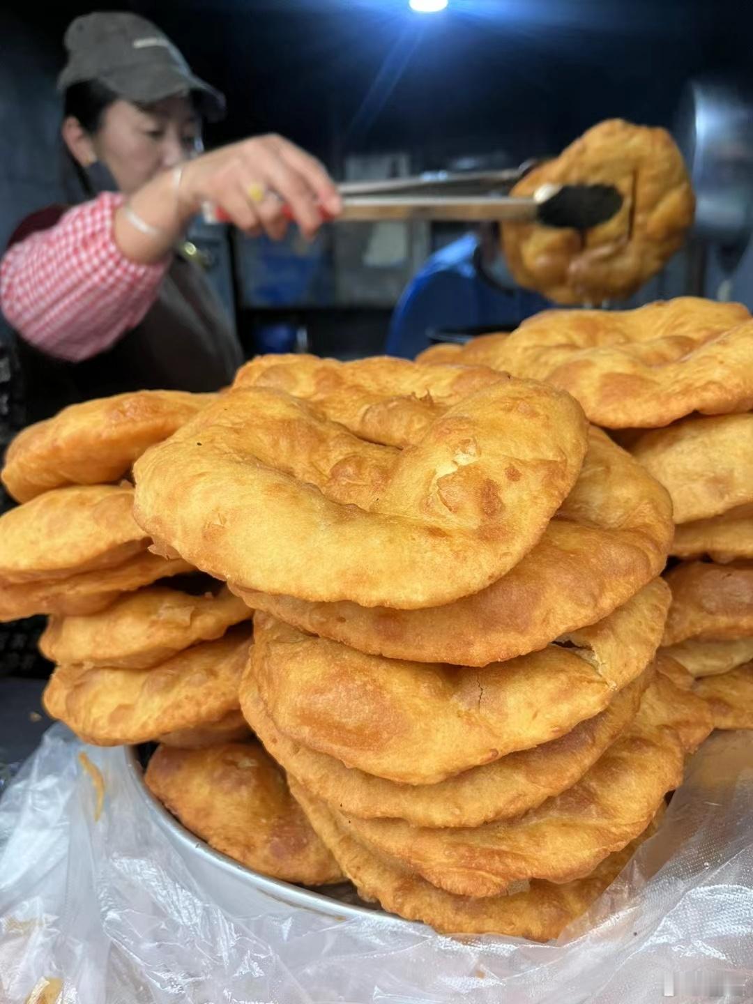 逛八廓街，大昭寺广场转经～地胆带路，品尝了10年老字号的牛肉饼～ ​​​