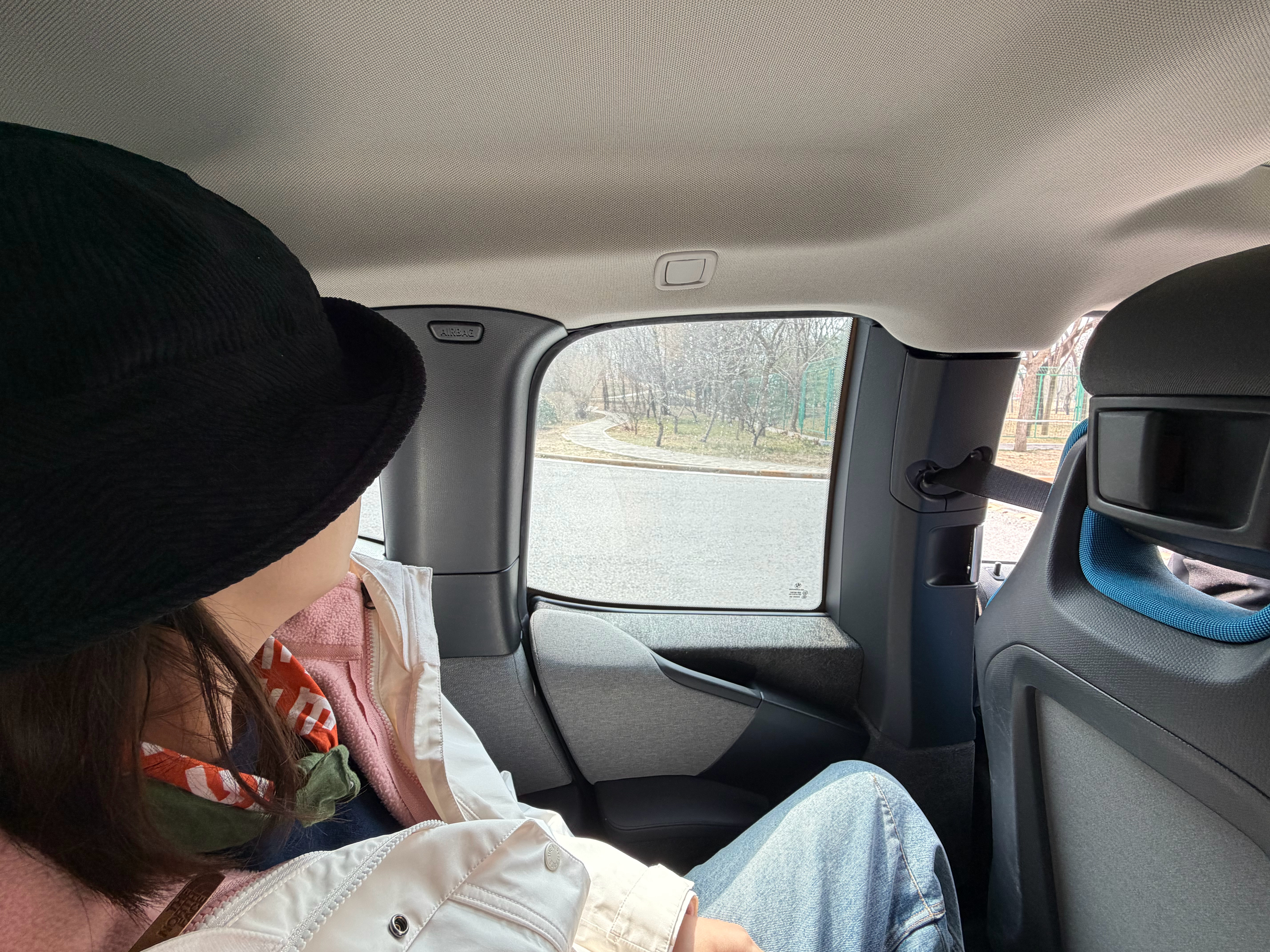 今天开了老i3出门，全碳车身、环保回收内饰，对开门、纵向天窗、比特斯拉还早的单踏