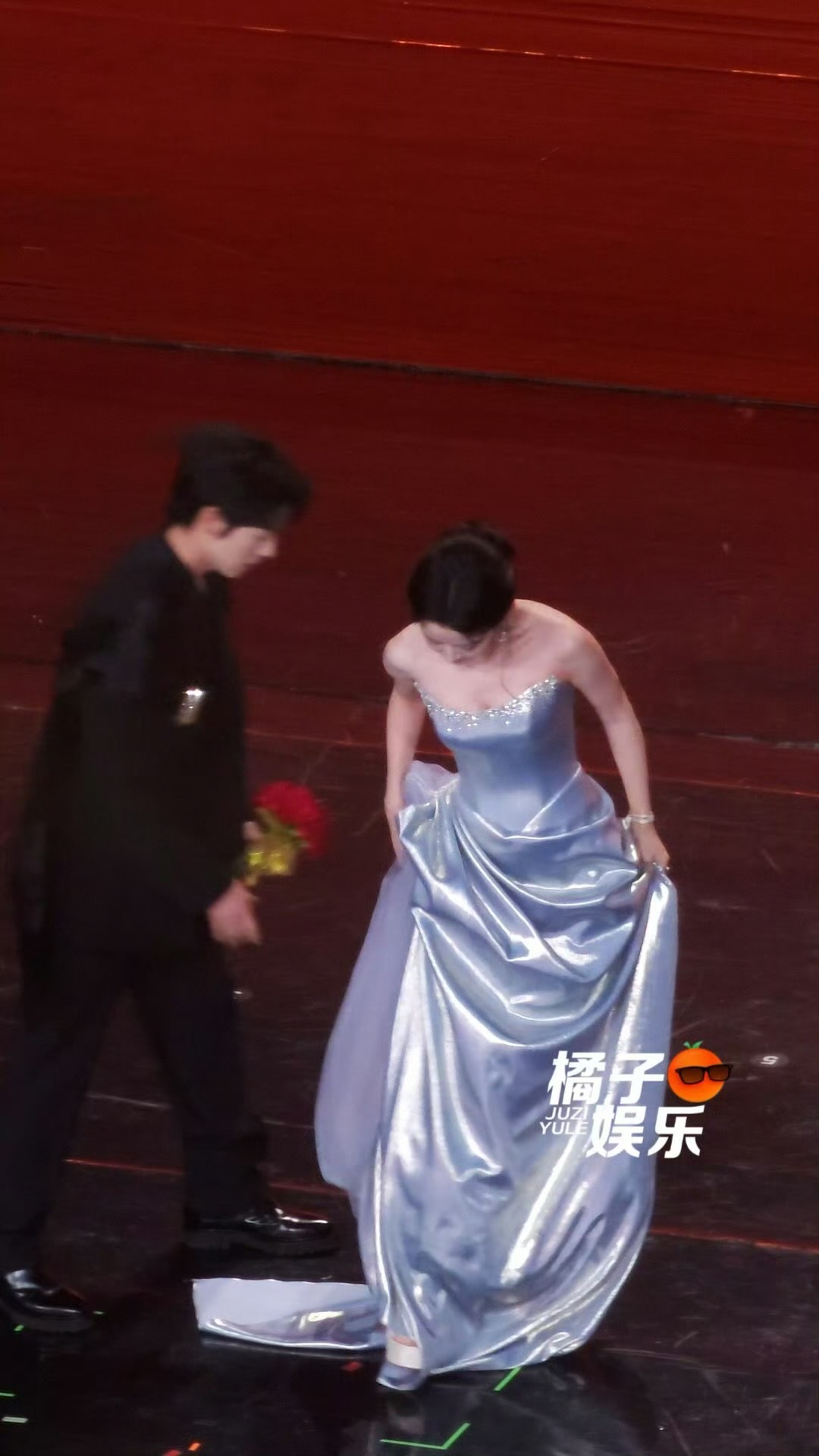 曾辉帮韩雨彤提裙摆，真情侣这个大大方方，好有感觉啊[污] ​​​