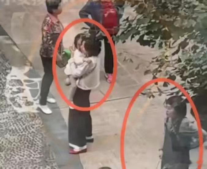眉山那条狗扑向孩子的时候，当妈的是徒手去掰的狗嘴。手被咬伤了，她没撒开。第二个上