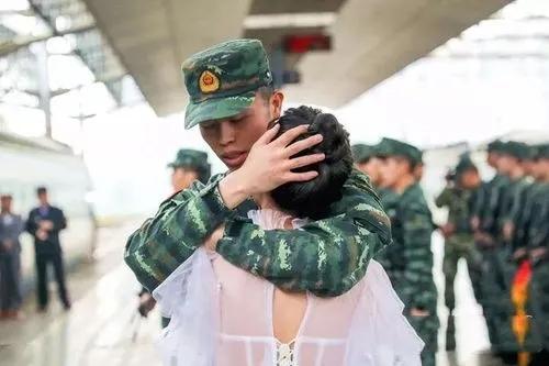 追到军官老公后，我逐渐放下了对军人的偶像幻想！偶像剧的白马王子都是骗人的，我遇到