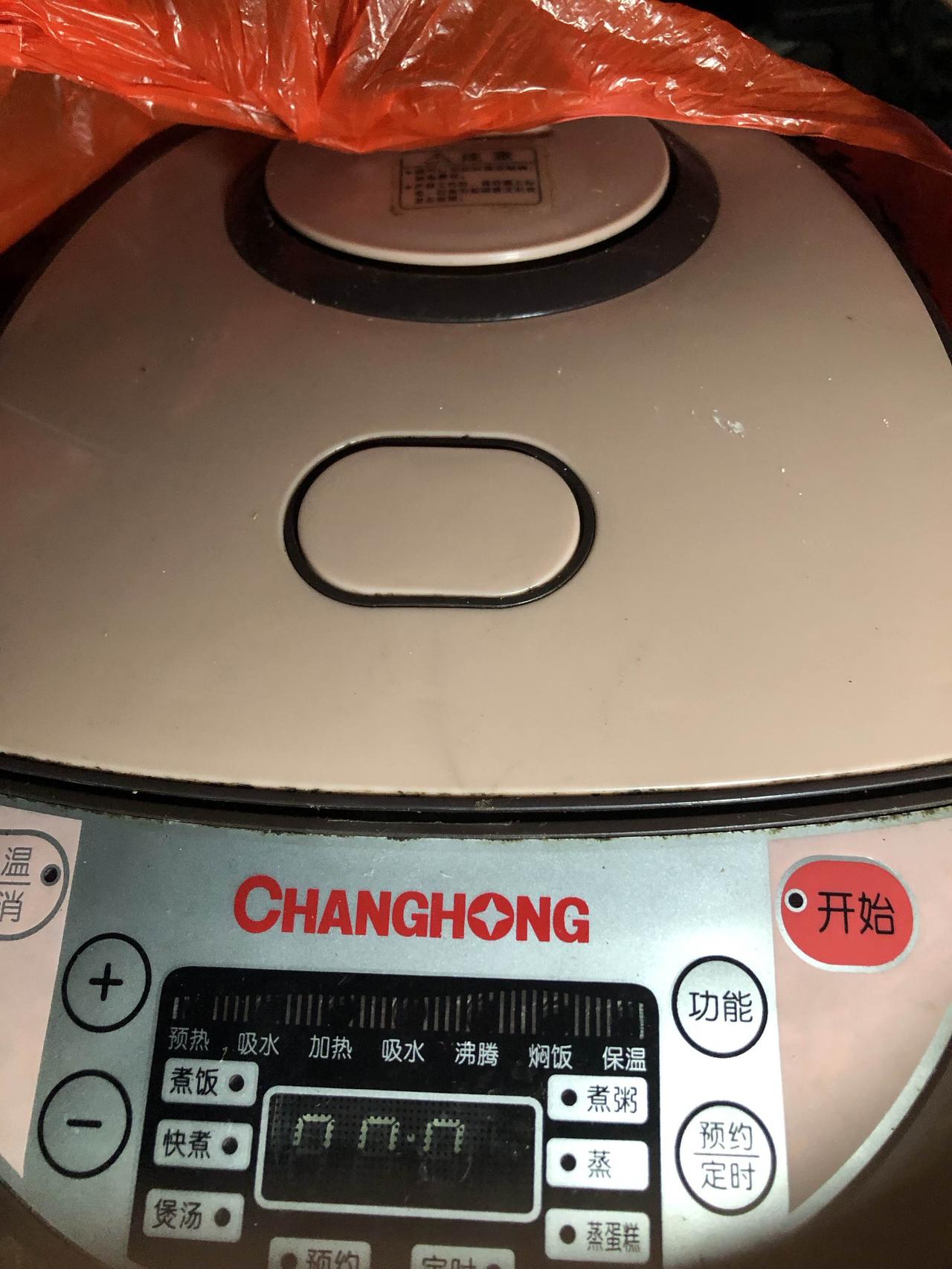 修智能煲真是个技术活。有顾客说智能煲通电却没反应，拆开一查，aP8505c第四脚