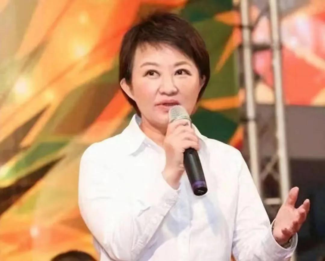 岛内有消息传出，卢秀燕将与黄国昌搭档选2028，也就是说，卢秀燕不会跟朱立伦争党