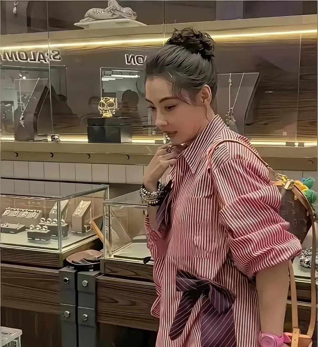 都说岁月从不败美人，看完张柏芝这组路人抓拍，算是真的见识到了。
 
现身三亚珠宝
